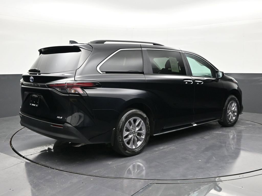 Used 2025 Toyota Sienna XLE w/ XLE Plus Package image 5