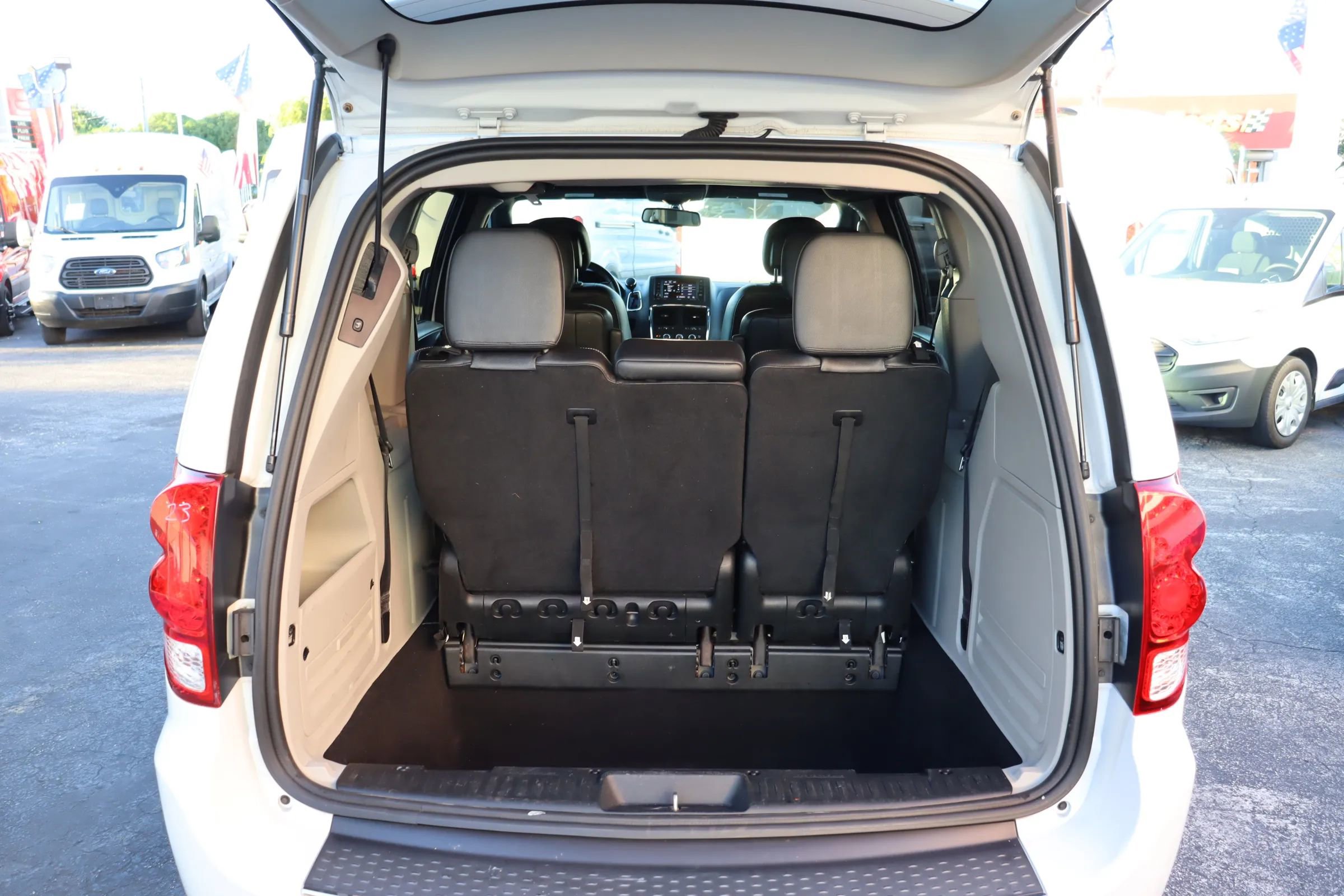 Used 2017 Dodge Grand Caravan SXT image 15