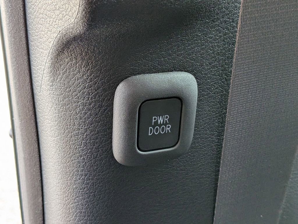 Used 2025 Toyota Sienna LE w/ LE Plus Package image 26