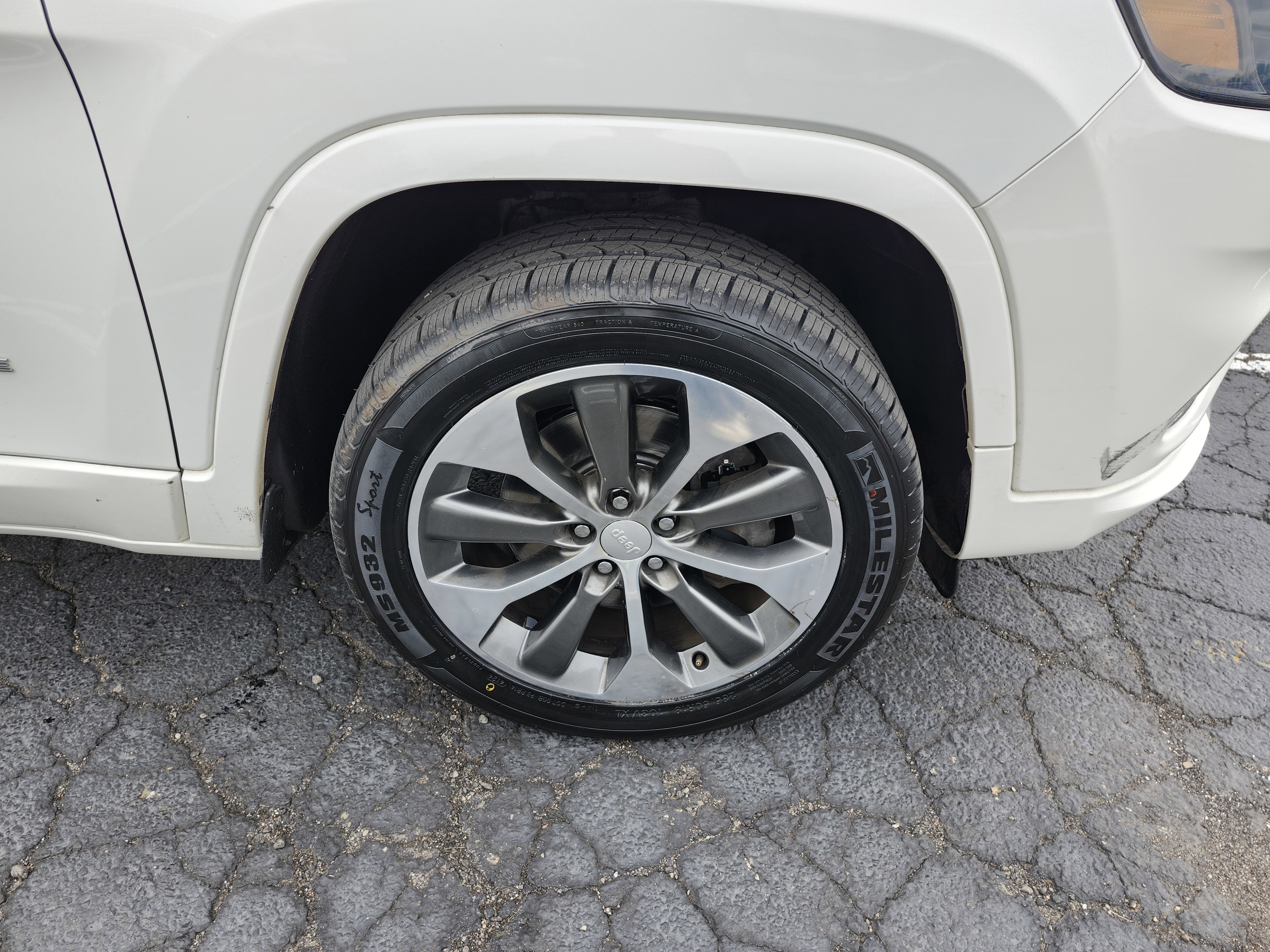 Used 2019 Jeep Cherokee Overland AWD/4WD image 11