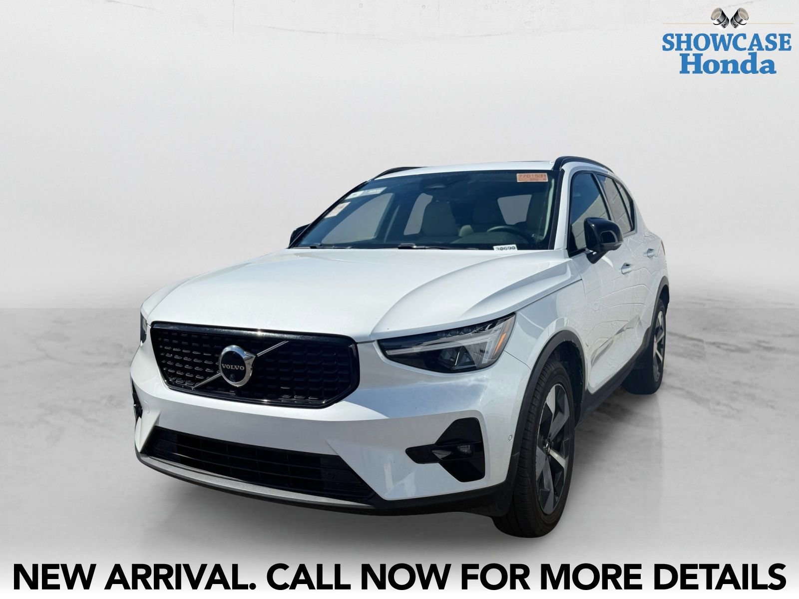Used 2023 Volvo XC40 B4 Ultimate image 2