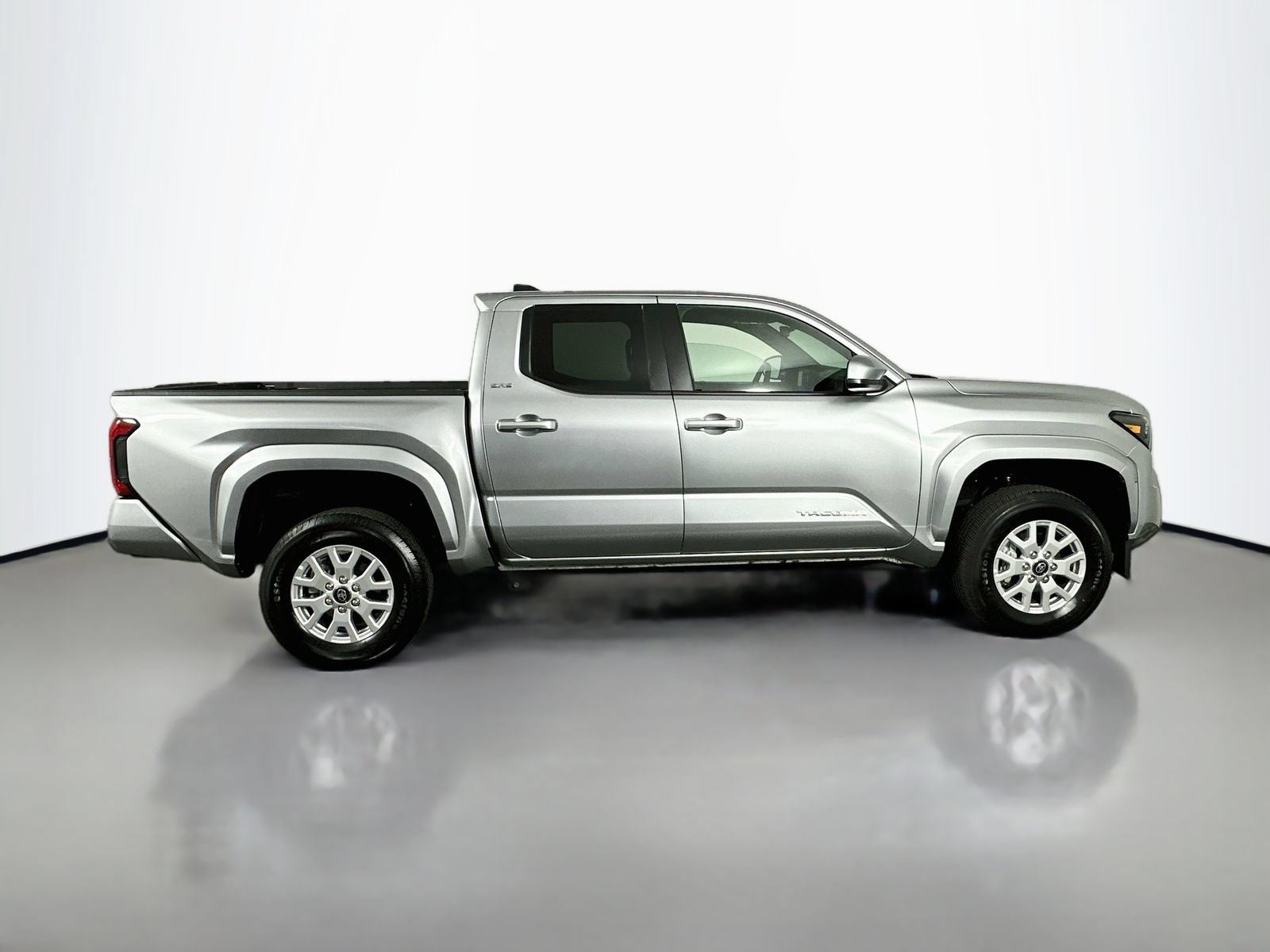 Certified 2025 Toyota Tacoma SR5 w/ SR5 Upgrade Package AWD/4WD image 8