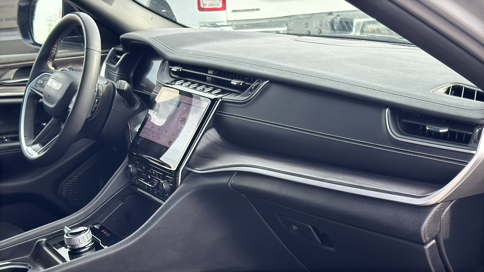 Certified 2024 Jeep Grand Cherokee L Limited w/ Luxury Tech Group II image 30