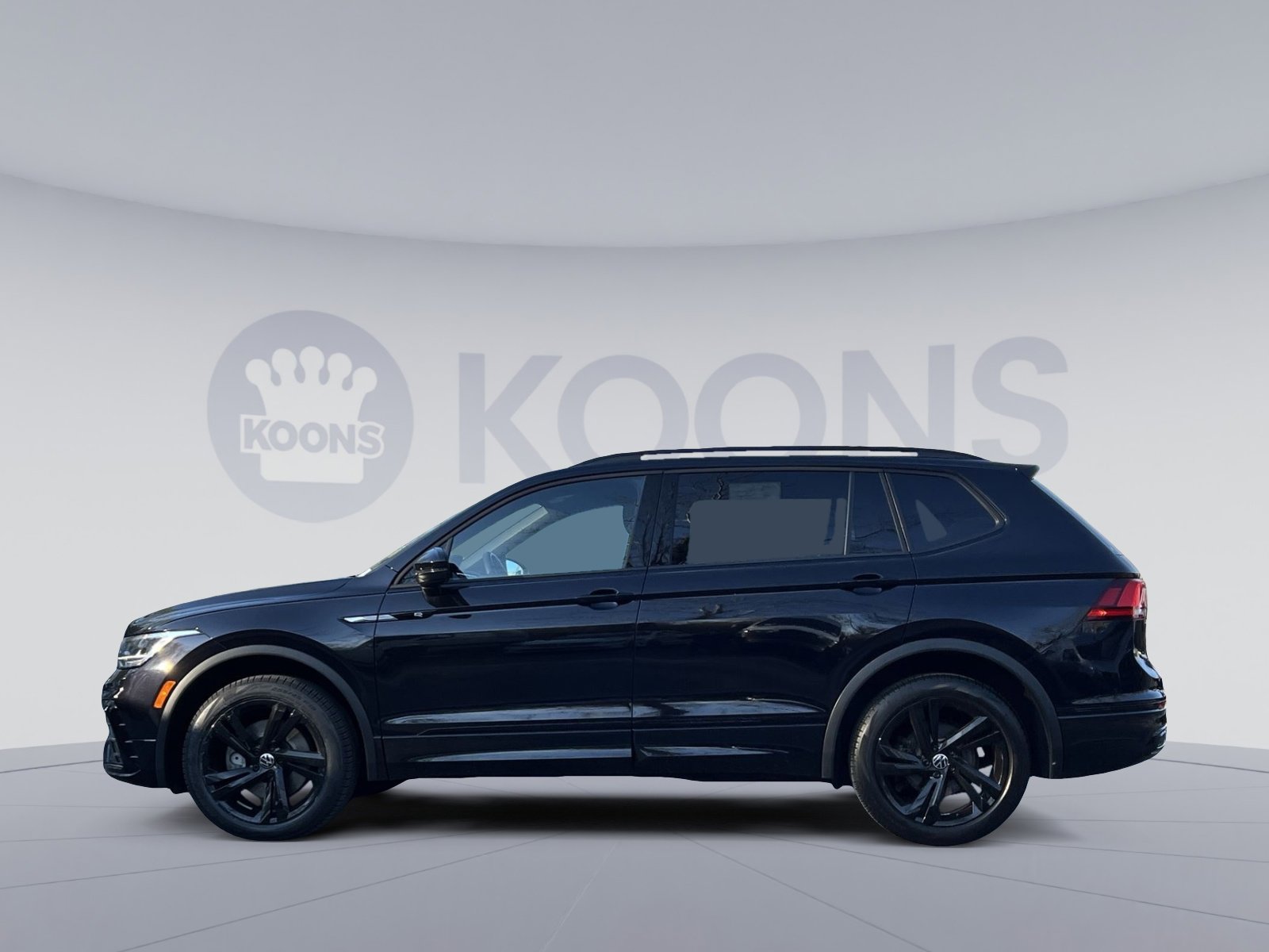 Used 2023 Volkswagen Tiguan SE R-Line AWD/4WD image 2