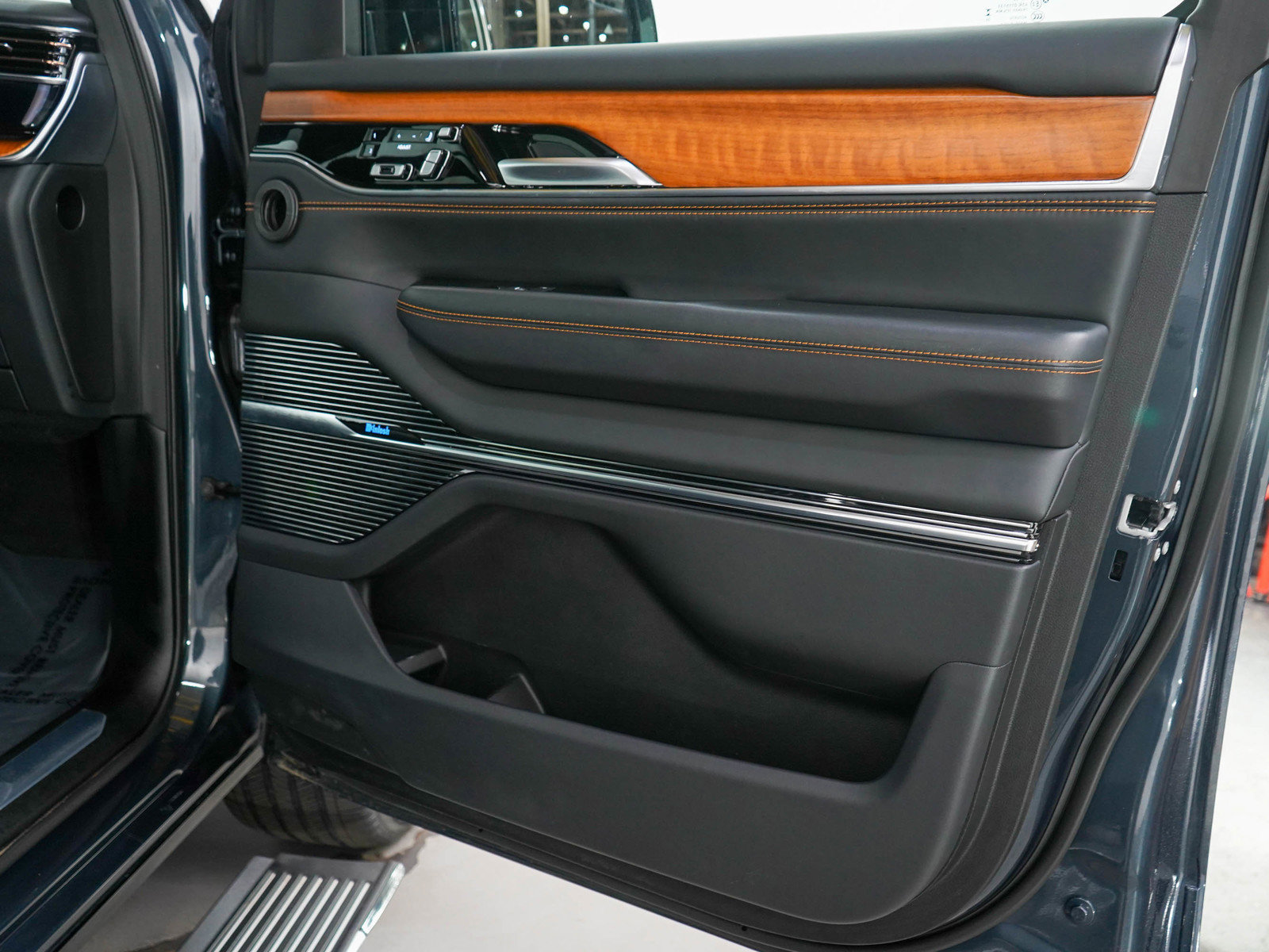 Used 2024 Jeep Grand Wagoneer L Series III image 9