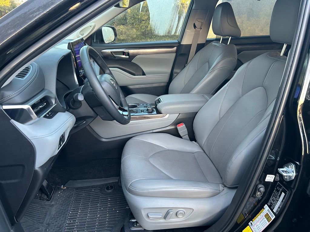 Certified 2025 Toyota Highlander Limited image 14