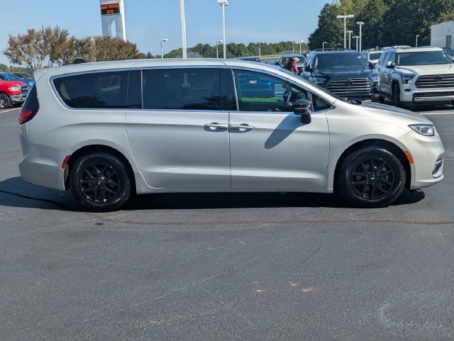 Used 2024 Chrysler Pacifica Touring-L FWD image 3