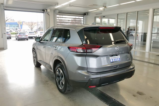 Used 2025 Nissan Rogue SV image 4