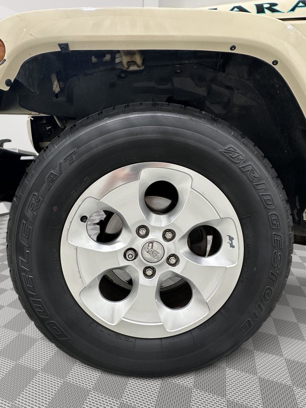 Used 2011 Jeep Wrangler Unlimited Sahara w/ Connectivity Group AWD/4WD image 23