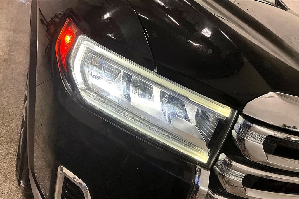 Used 2023 GMC Acadia SLT image 31