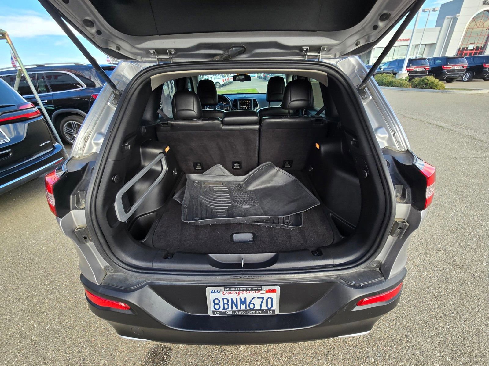 Used 2017 Jeep Cherokee Limited image 9