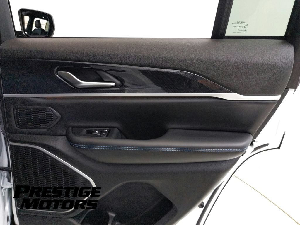 Used 2022 Jeep Grand Cherokee Trailhawk AWD/4WD image 30