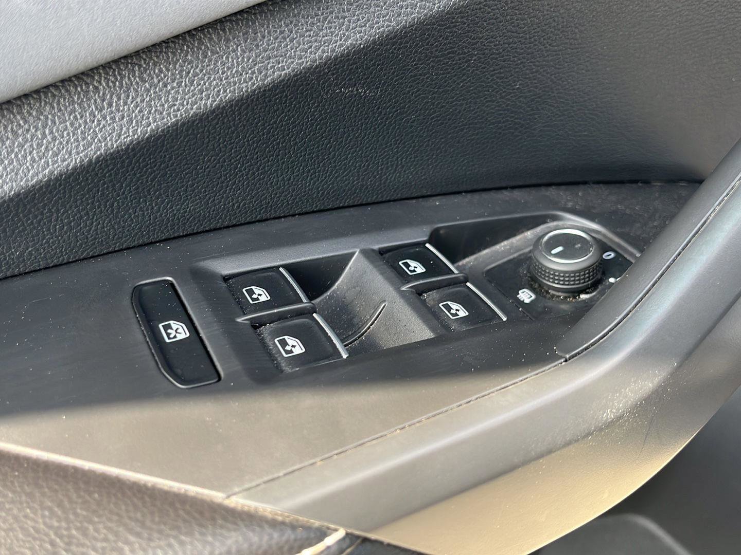 Used 2025 Volkswagen Jetta SE FWD image 11