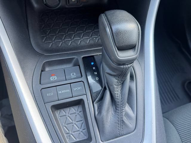 Used 2021 Toyota RAV4 LE FWD image 18