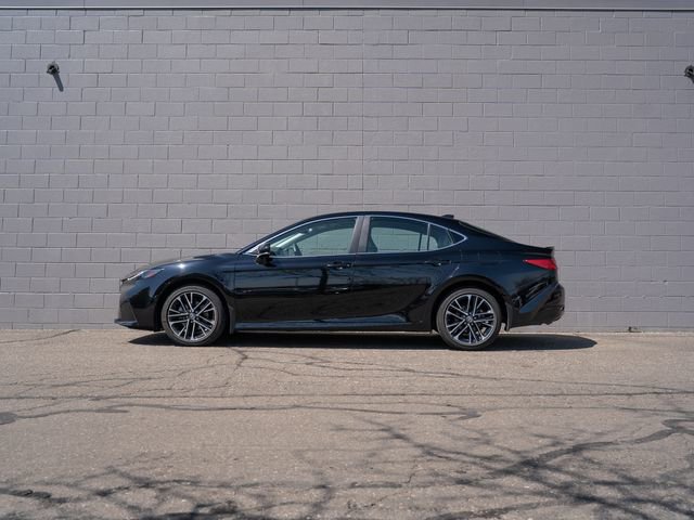 Used 2025 Toyota Camry XLE AWD/4WD image 2