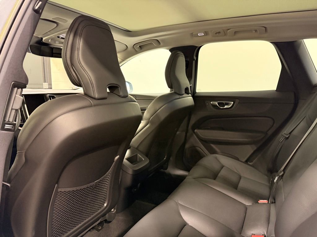 Used 2023 Volvo XC60 B5 Plus image 20