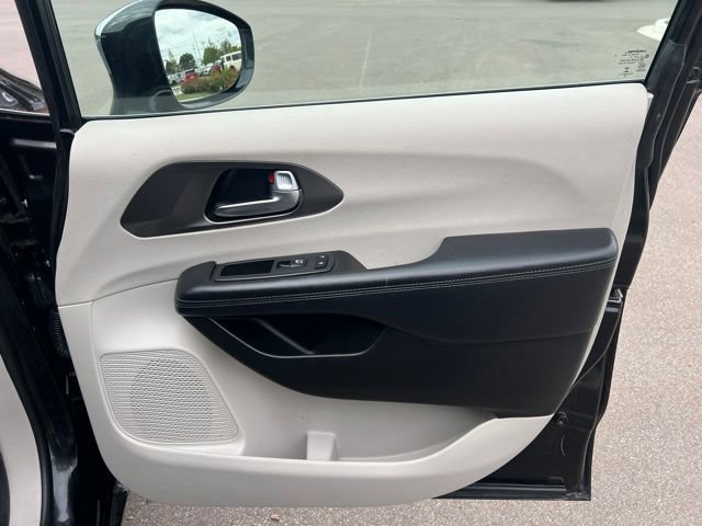 Used 2019 Chrysler Pacifica Limited FWD image 10