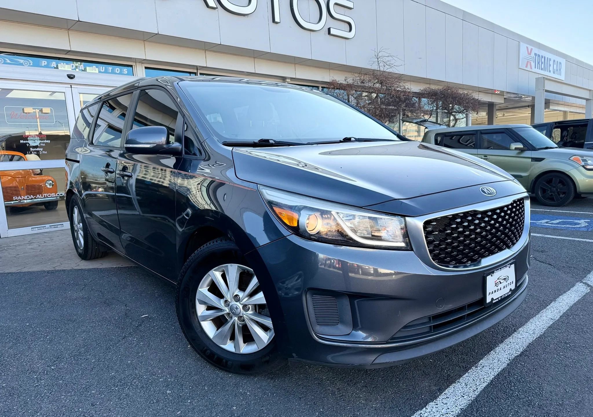 Used 2015 Kia Sedona LX w/ LX Convenience Package image 1