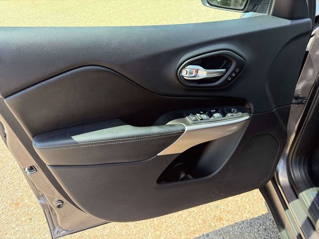 Used 2019 Jeep Cherokee Limited AWD/4WD image 16