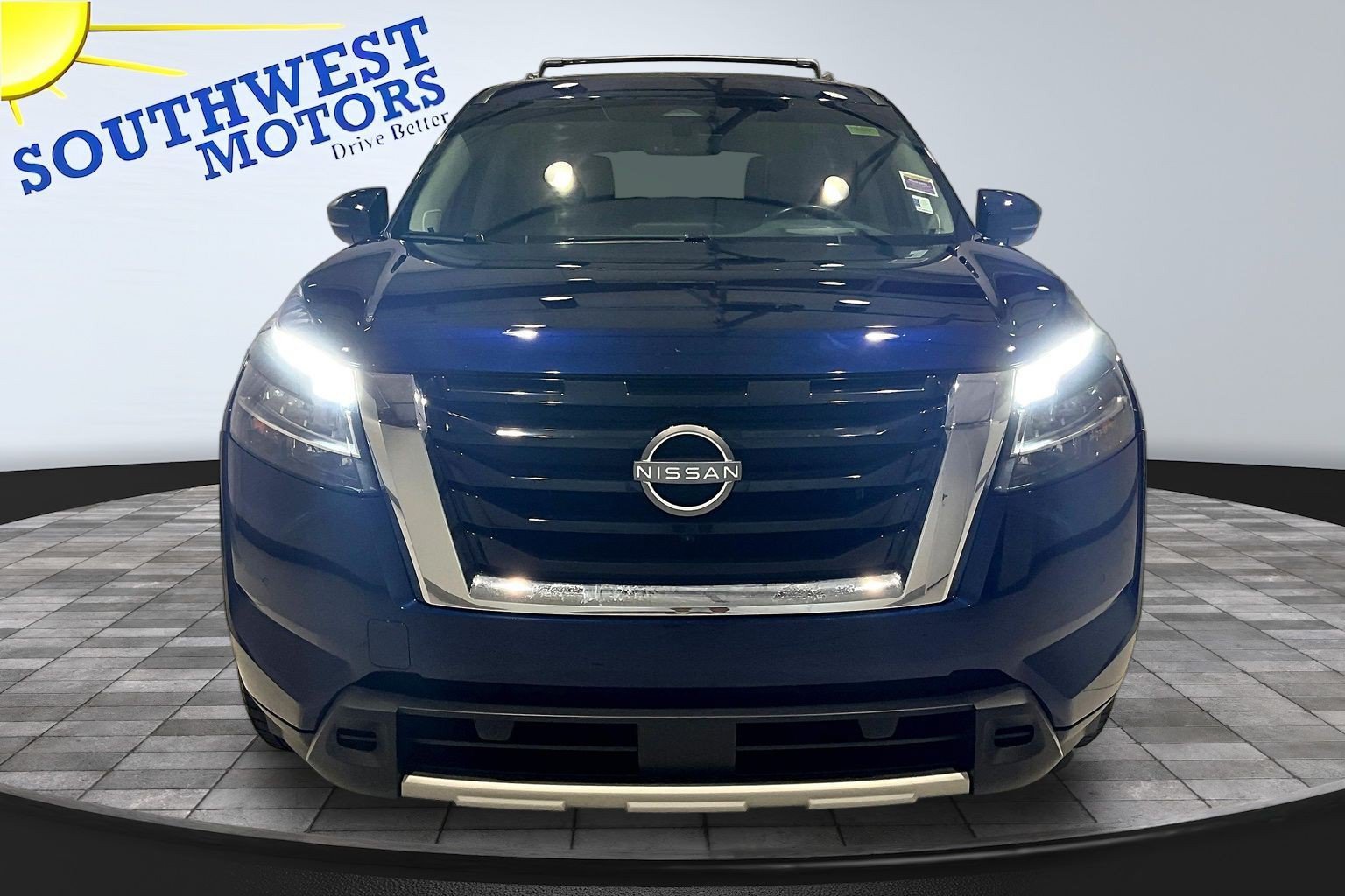 Used 2023 Nissan Pathfinder Platinum FWD image 2