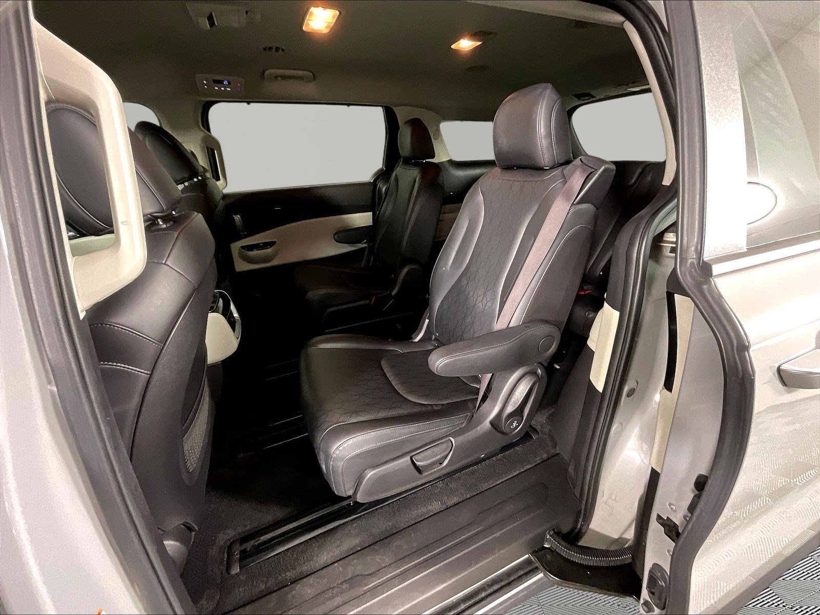 Used 2023 Kia Carnival EX FWD image 22