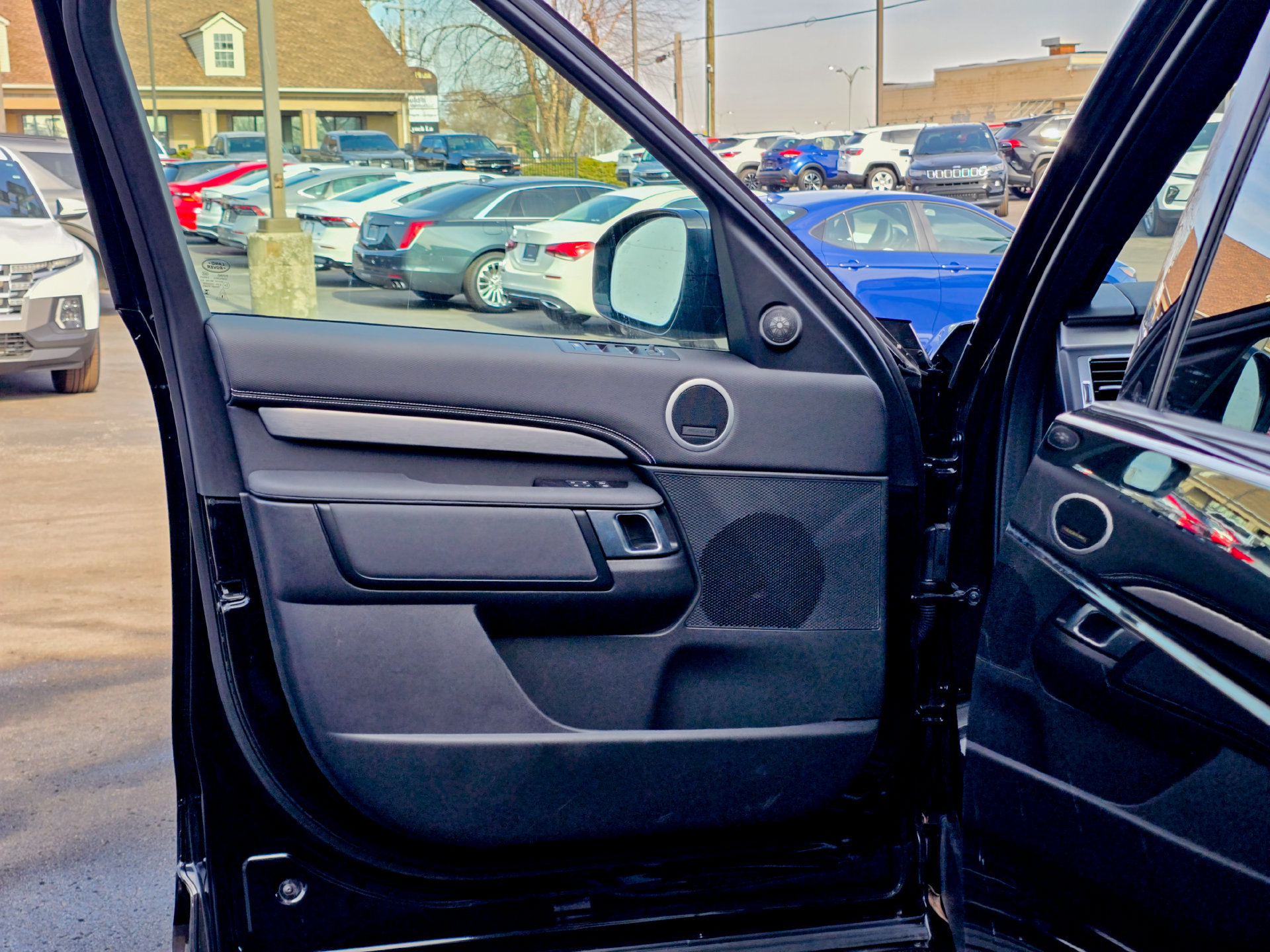 Used 2025 Land Rover Discovery Dynamic SE AWD/4WD image 16