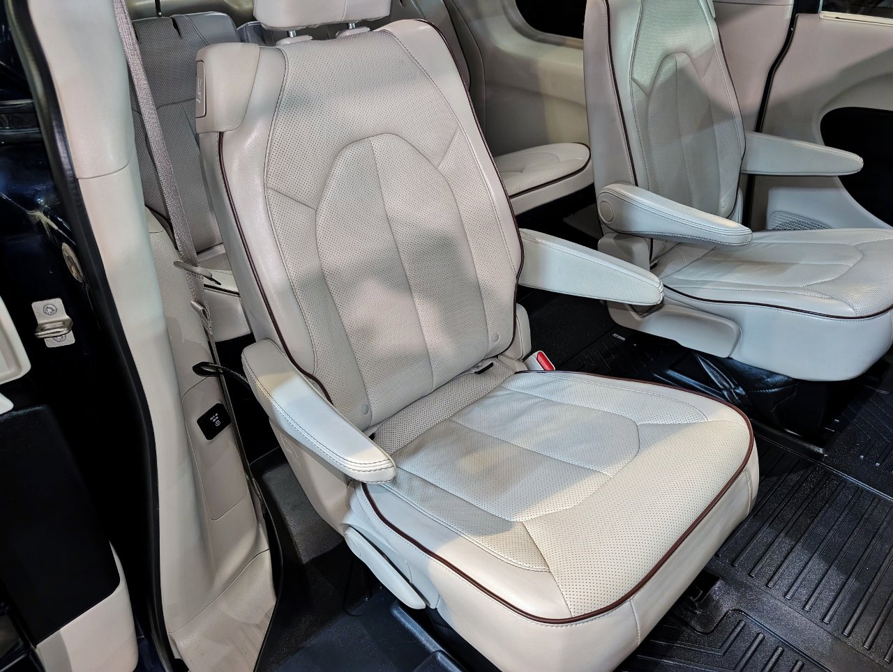 Used 2017 Chrysler Pacifica Limited image 34