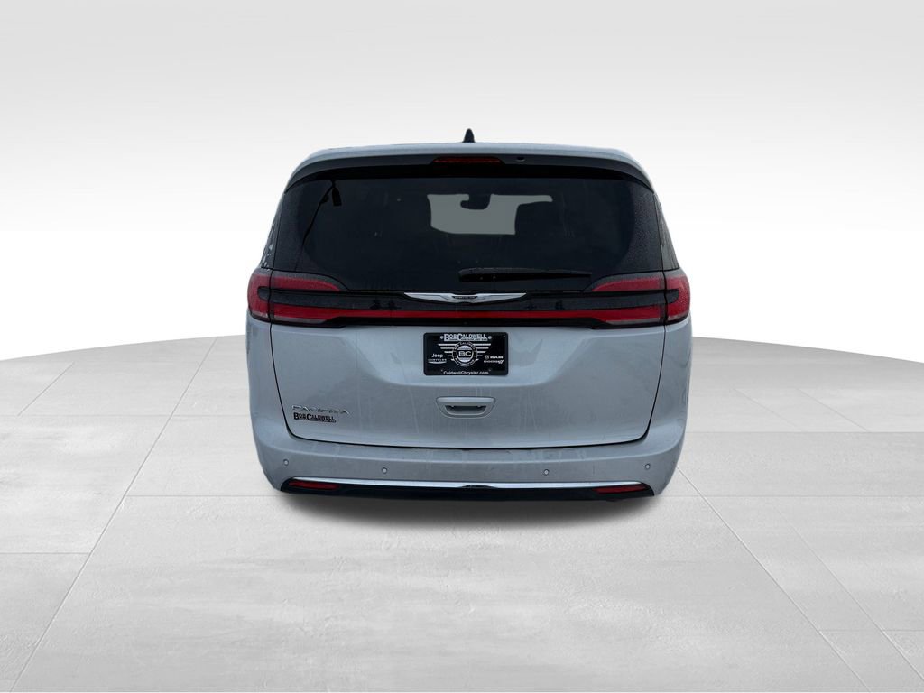 Used 2024 Chrysler Pacifica Touring-L image 8