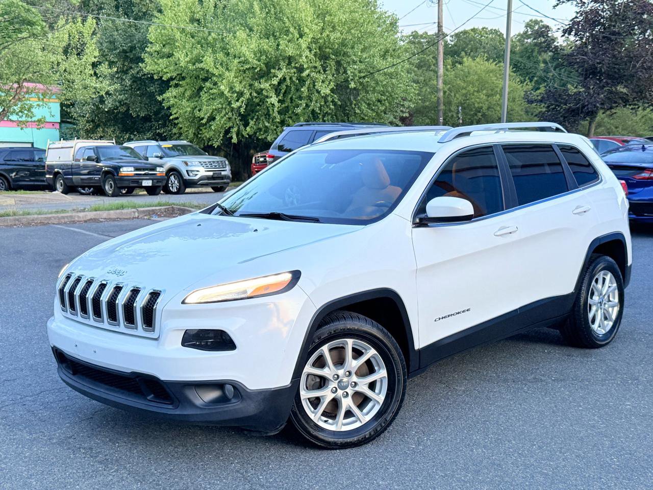 Used 2016 Jeep Cherokee Latitude w/ Cold Weather Group FWD image 2