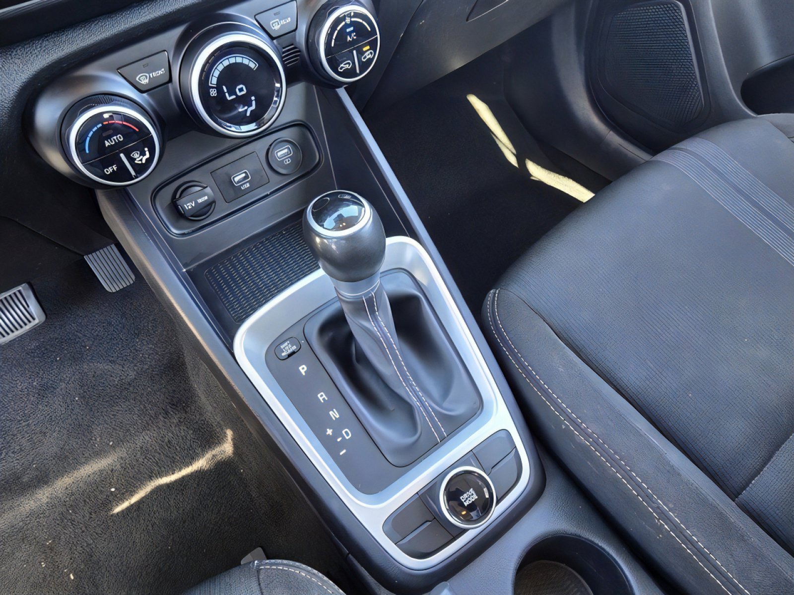 Used 2020 Hyundai Venue SEL w/ Convenience Package image 15