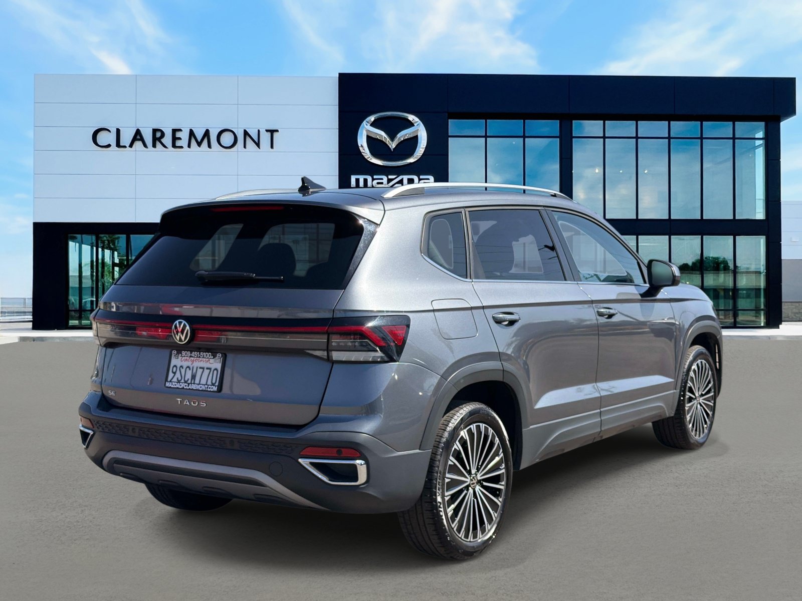 Used 2025 Volkswagen Taos SE FWD image 5
