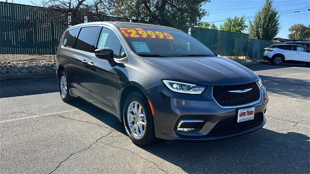 Used 2023 Chrysler Pacifica Touring-L image 2