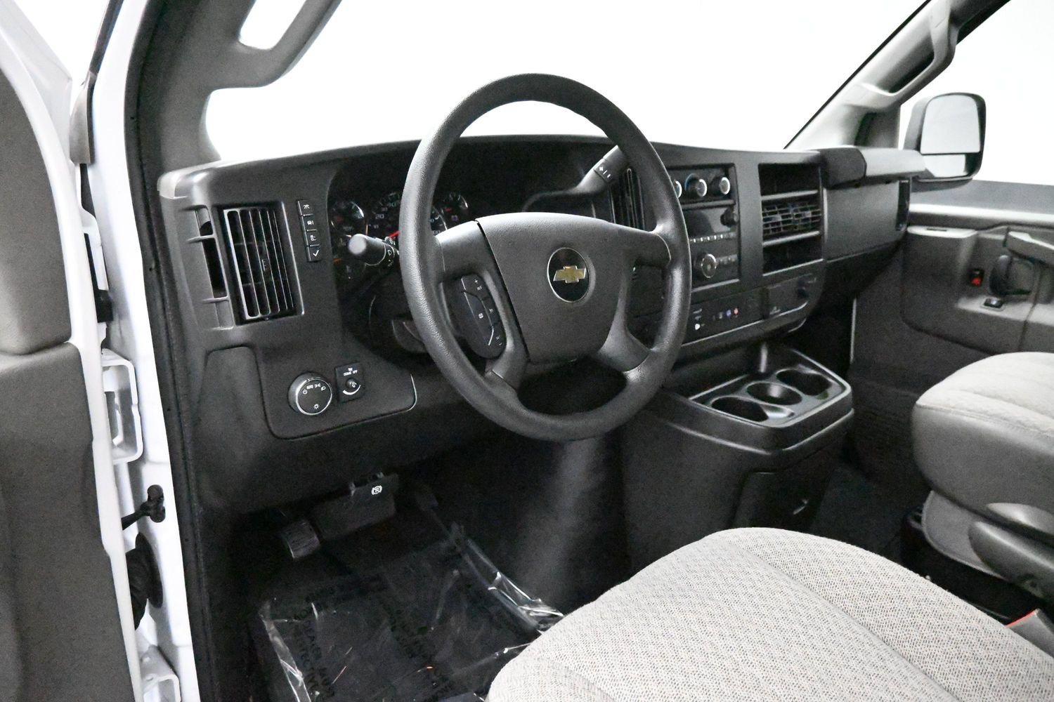 Used 2025 Chevrolet Express 3500 LT w/ LT Preferred Equipment Group RWD image 12