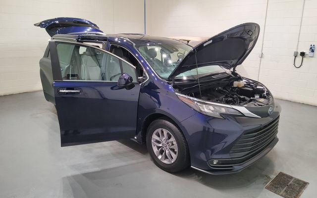 Used 2025 Toyota Sienna XLE FWD image 11