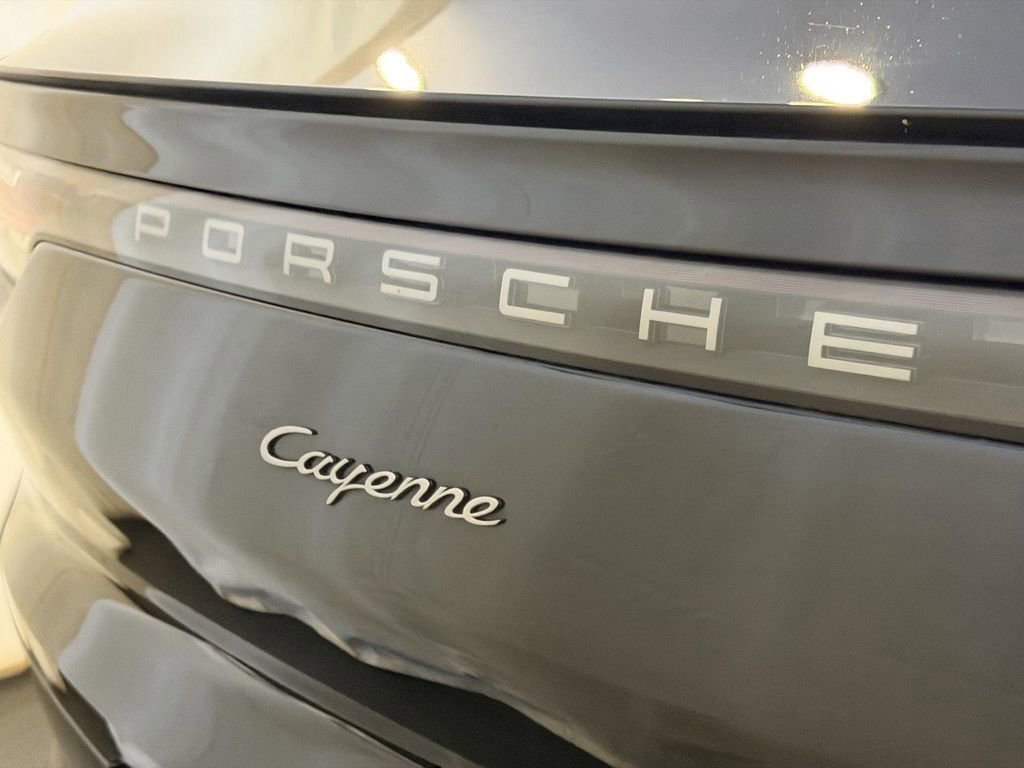 Used 2023 Porsche Cayenne Platinum Edition image 24