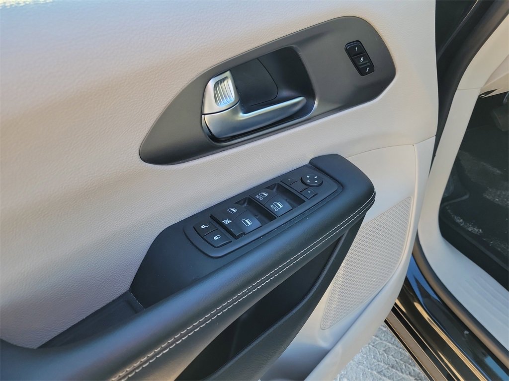 Used 2023 Chrysler Pacifica Touring-L image 12
