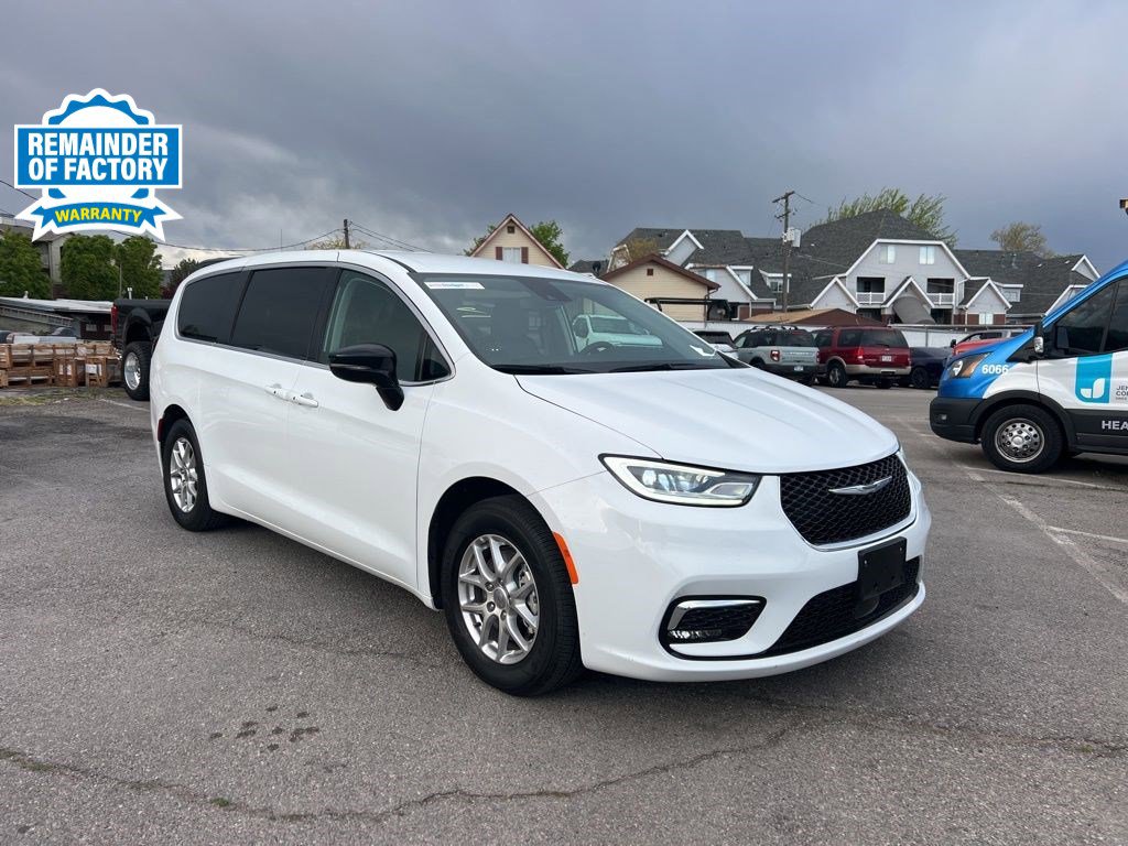 Used 2024 Chrysler Pacifica Touring-L image 1