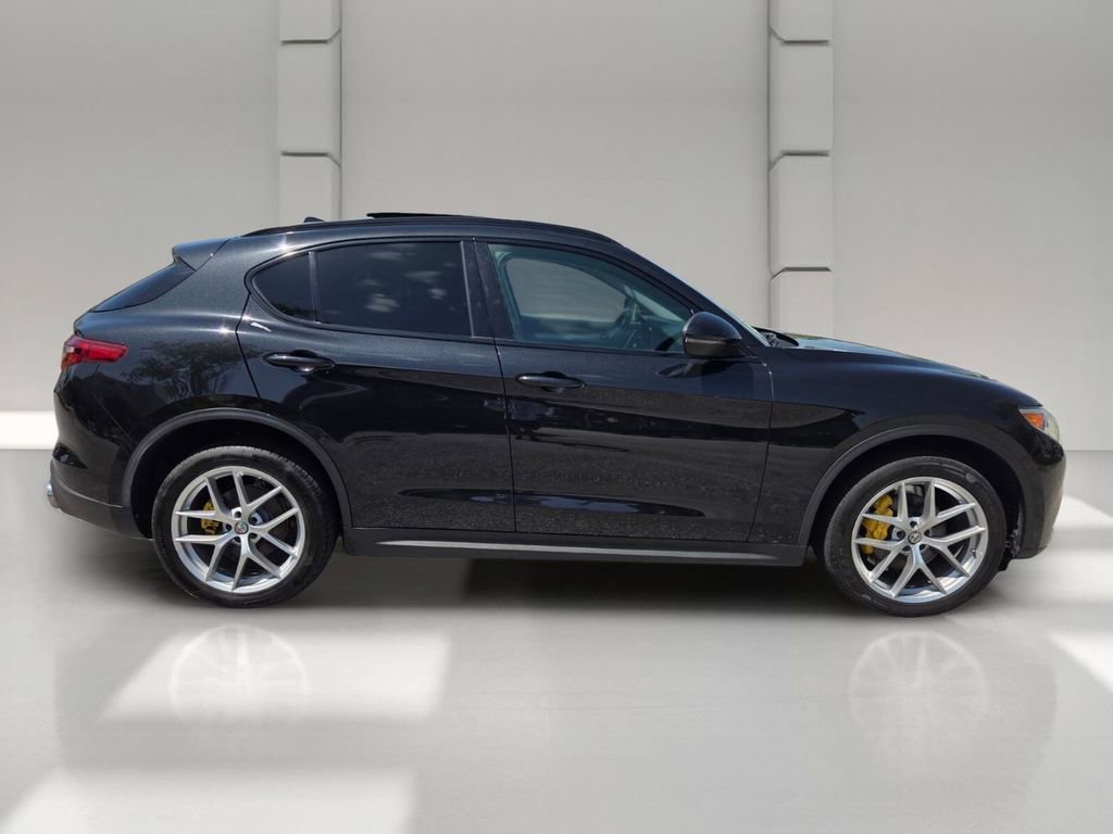 Used 2019 Alfa Romeo Stelvio Sport w/ Quick Order Package 22J Sport AWD/4WD image 4