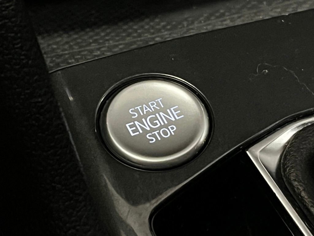 Used 2022 Volkswagen Tiguan SE w/ Panoramic Sunroof Package image 16