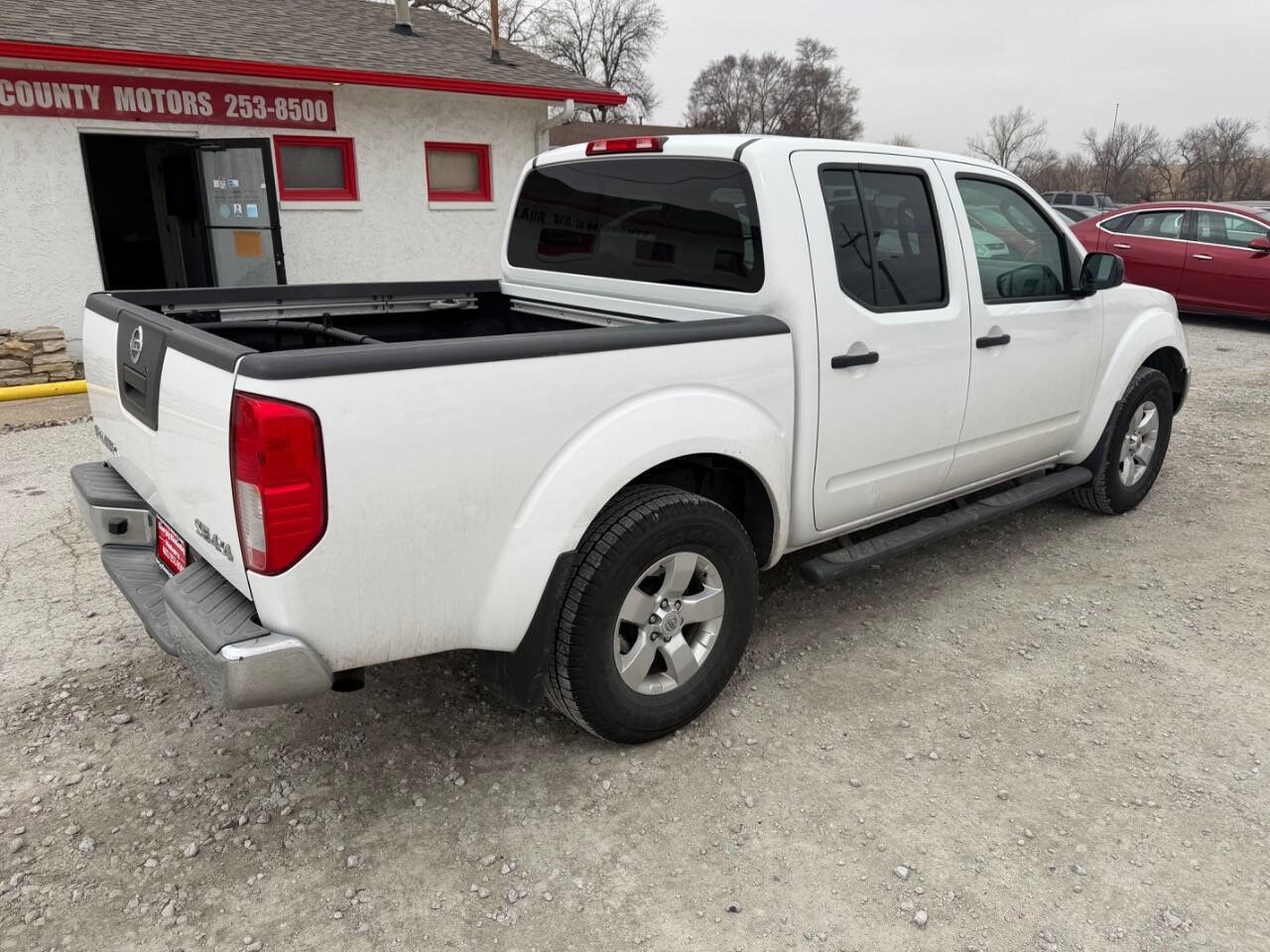 Used 2010 Nissan Frontier SE image 3
