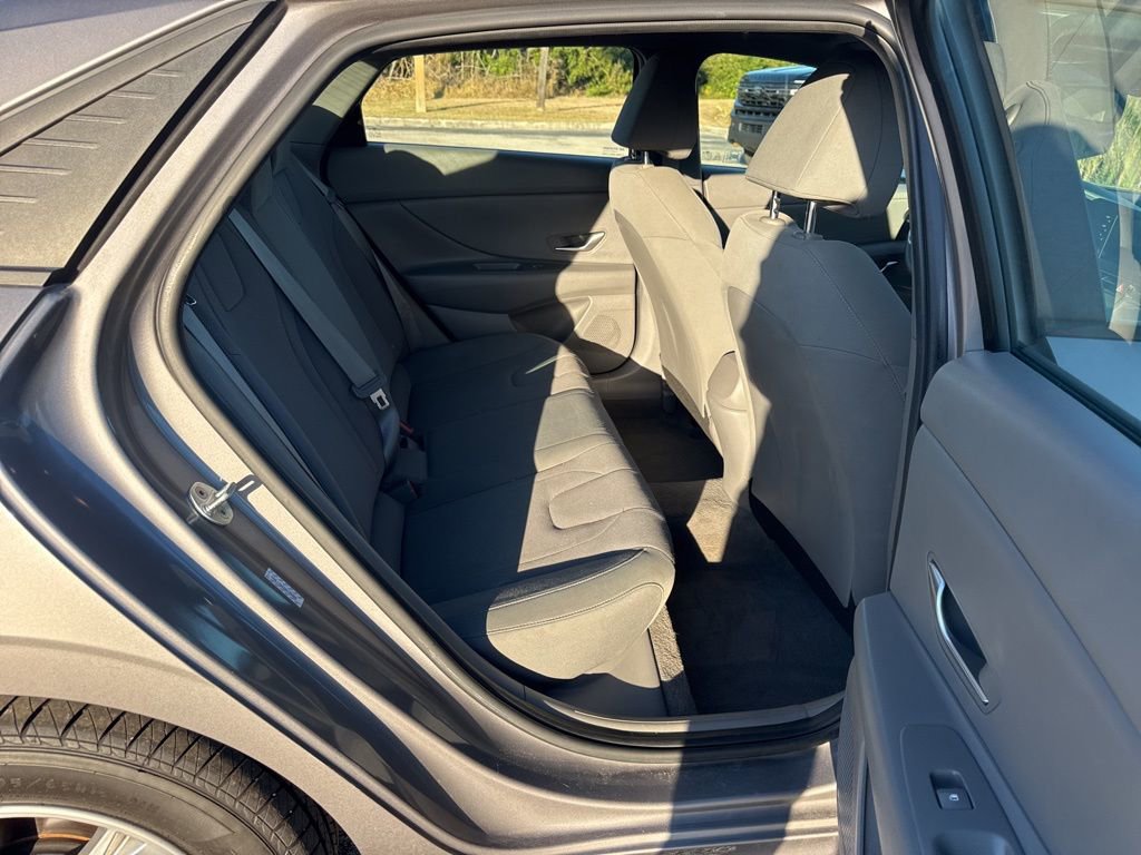 Used 2021 Hyundai Elantra SE image 11