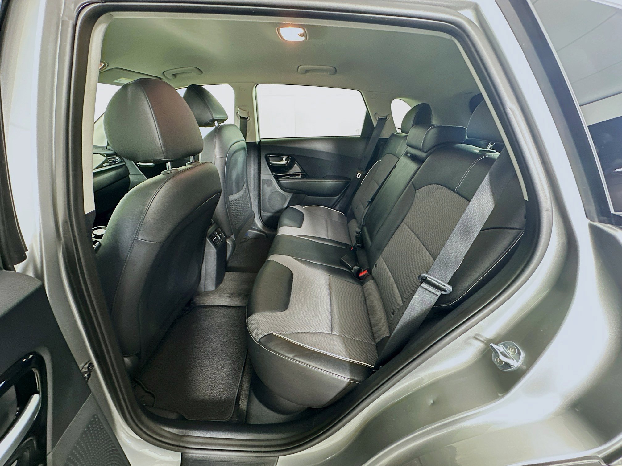 Used 2022 Kia Niro EX image 28