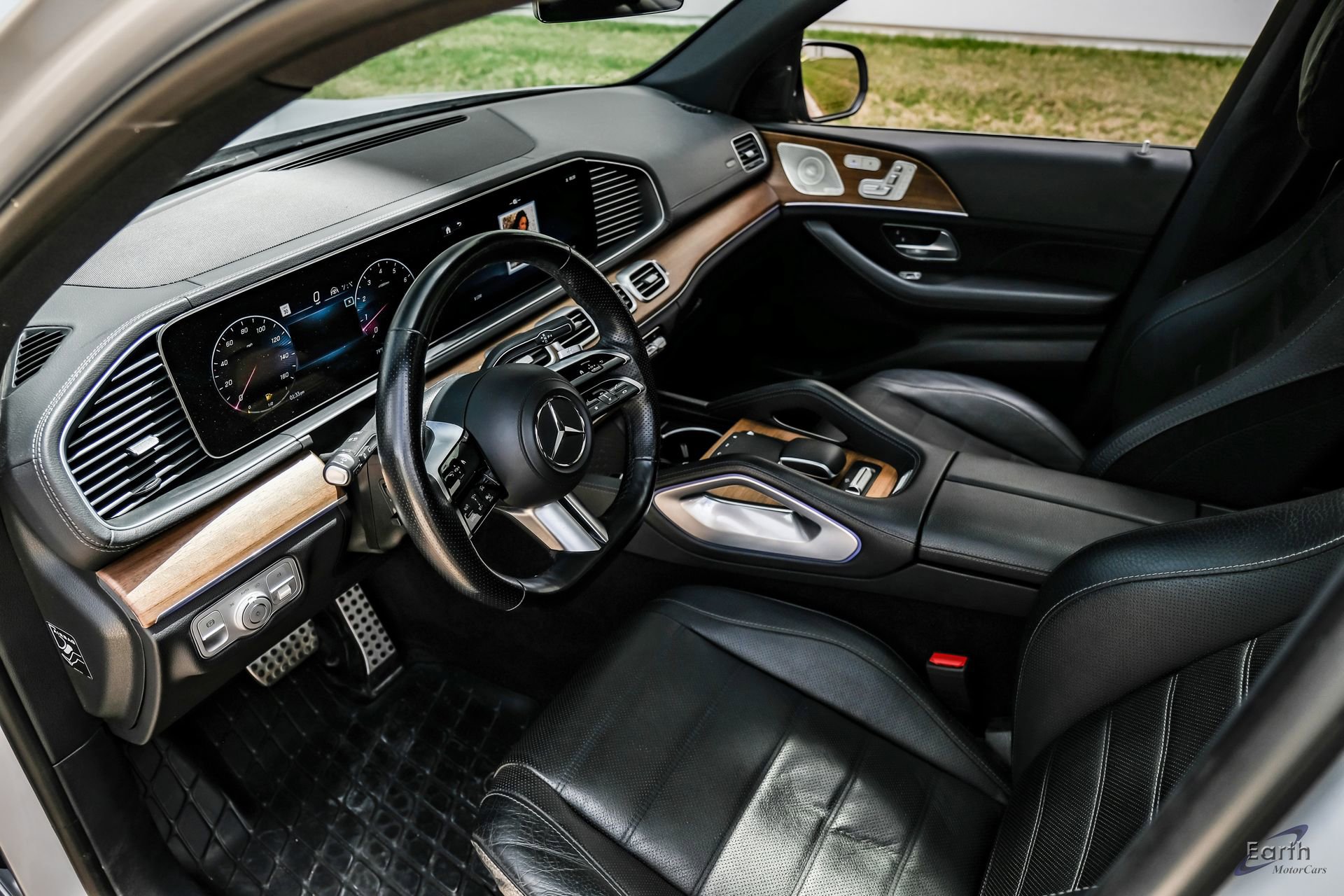 Used 2025 Mercedes-Benz GLS 580 4MATIC image 2