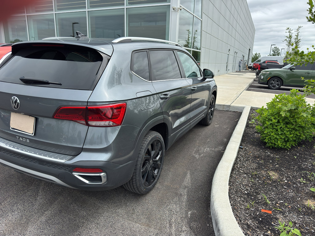 Used 2024 Volkswagen Taos SE w/ Panoramic Sunroof Package FWD image 5
