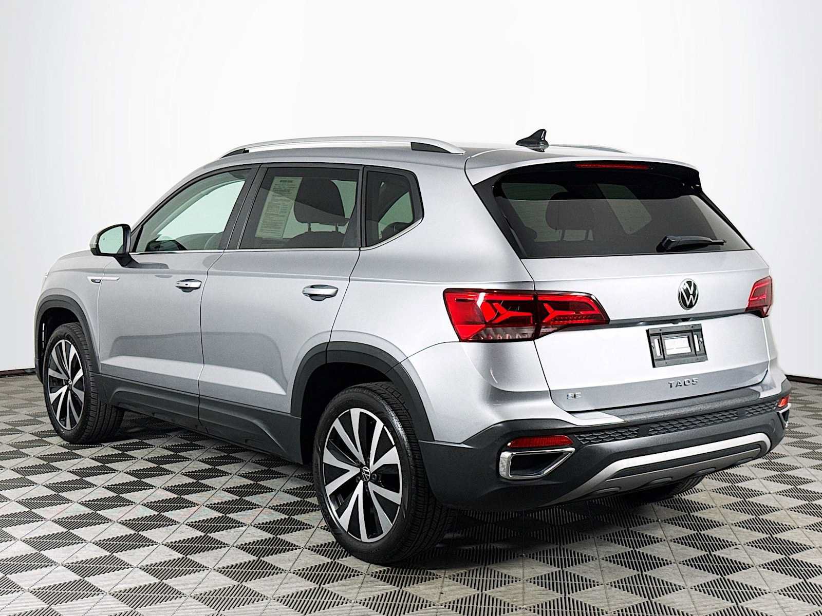 Used 2024 Volkswagen Taos SE FWD image 7