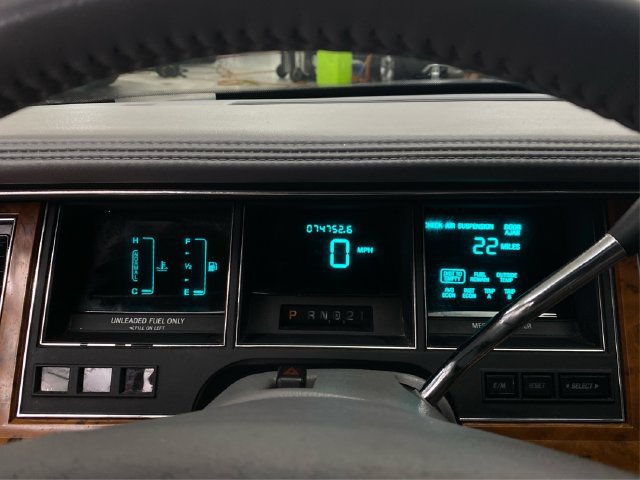 Used 1994 Lincoln Town Car Signature RWD image 21
