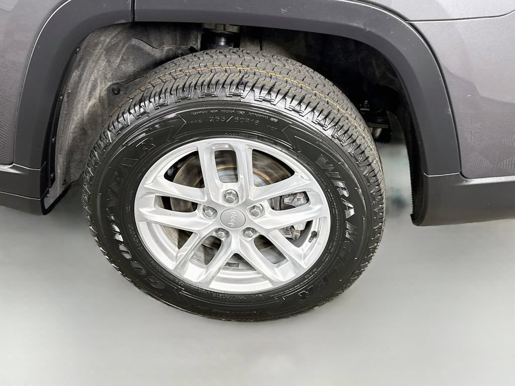 Used 2023 Jeep Grand Cherokee L Laredo AWD/4WD image 34