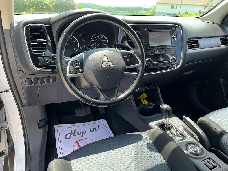 Used 2014 Mitsubishi Outlander SE AWD/4WD image 10