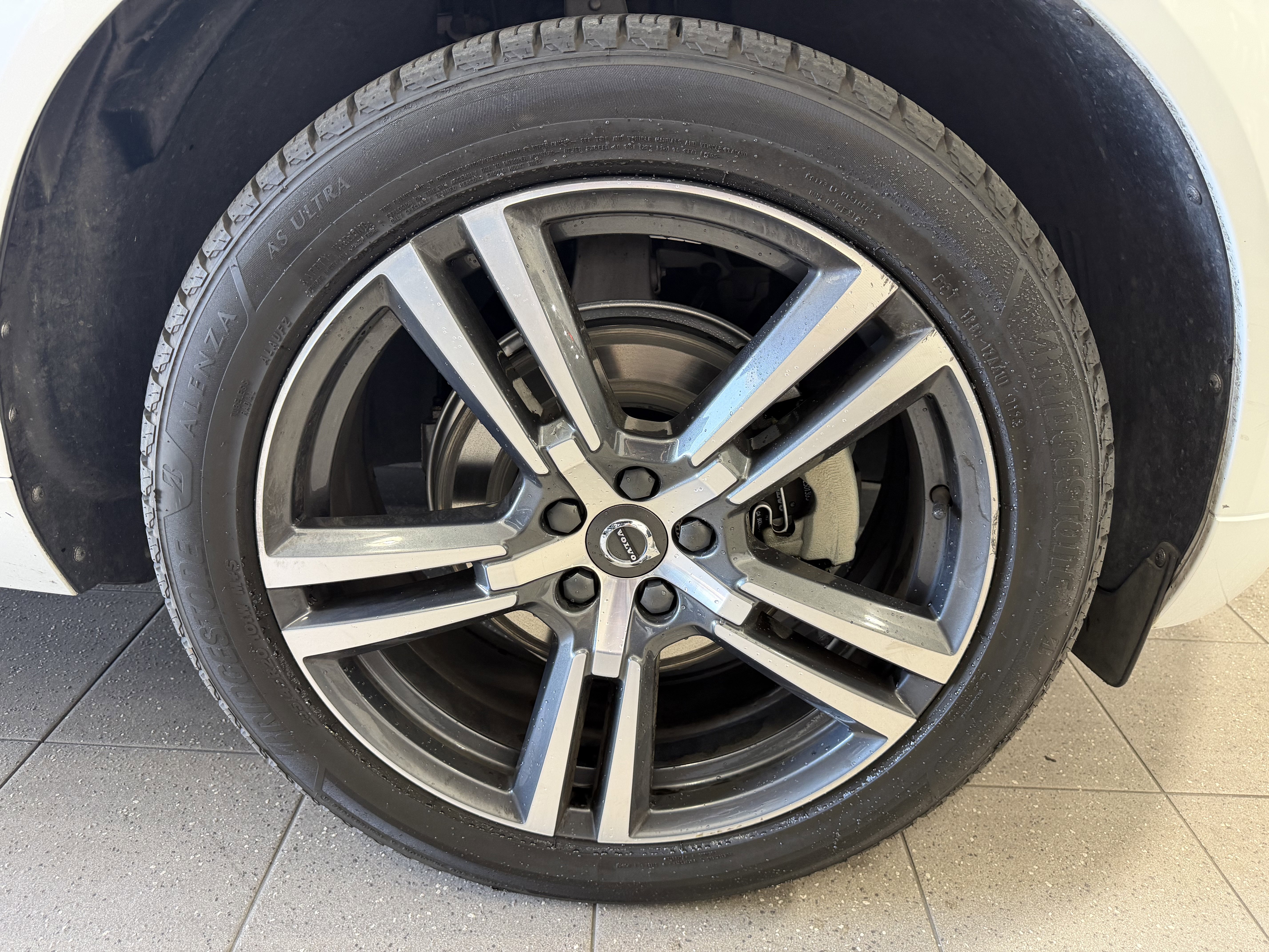 Used 2019 Volvo XC60 T5 Momentum w/ Multimedia Package image 2