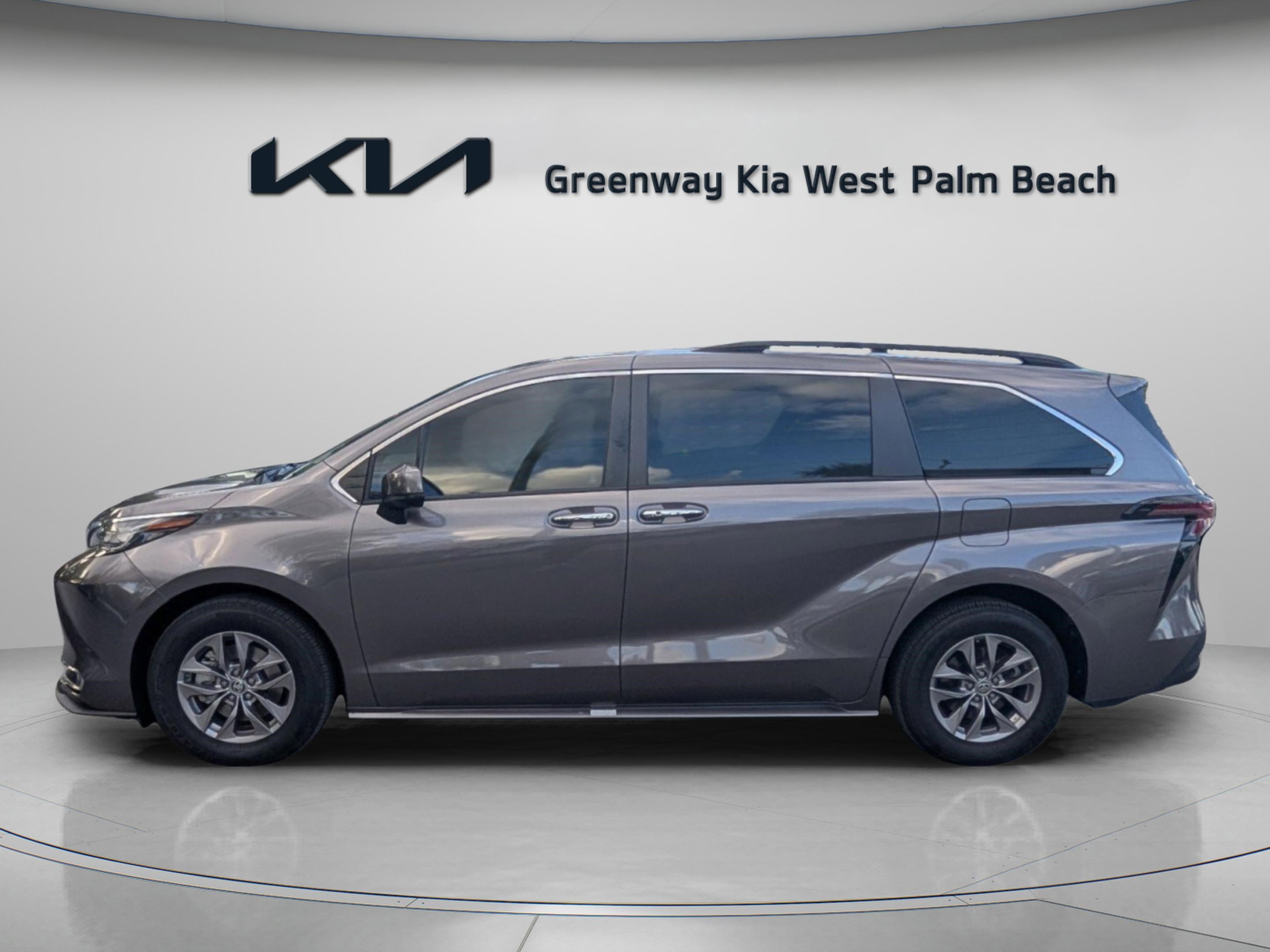 Used 2023 Toyota Sienna XLE image 5